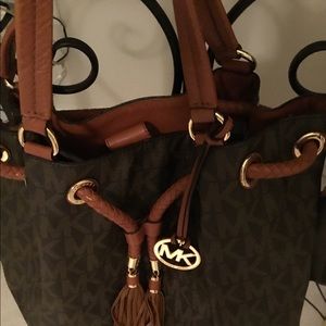 Authentic Michael Kors handbag. Never used.